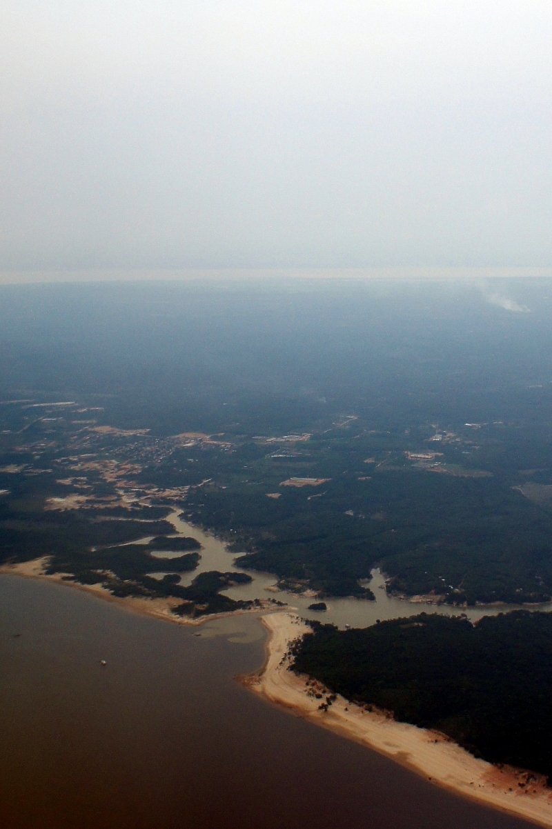 Vista aérea do Rio Negro com bancos de areia expostos durante período de seca perto de Manaus